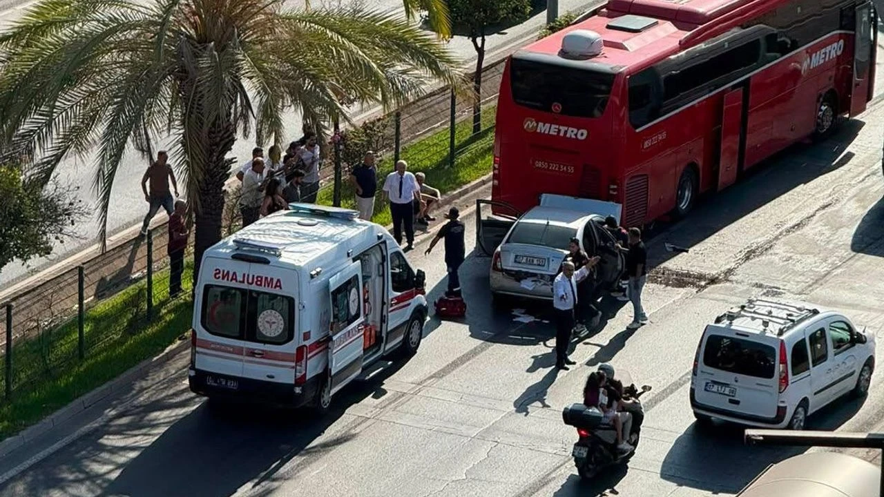 Alanya'da yolcu otobüsü ile otomobil çarpıştı