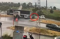Manavgat'ta Tırın Çarptığı Otomobil Takla Attı, 3 Yaralı