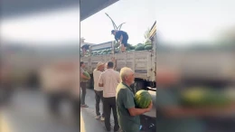 Serik’te örnek hayır: Babasının hayrına bir kamyon karpuz dağıttı